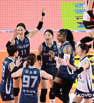 '구단 역대 2위 10연승 미쳤다' 1위 독주 도로공사 누가 막나…난적 페퍼저축은행도 완패[김천 리뷰]