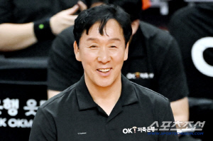 신영철 감독. 5번째 팀에서 사상 최초 통산 300승 고지 정복→5위 점프. 삼성화재 5연패[부산 리뷰]