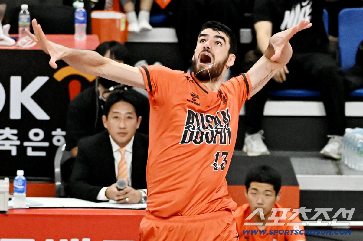 신영철 감독. 5번째 팀에서 사상 최초 통산 300승 고지 정복→5위 점…