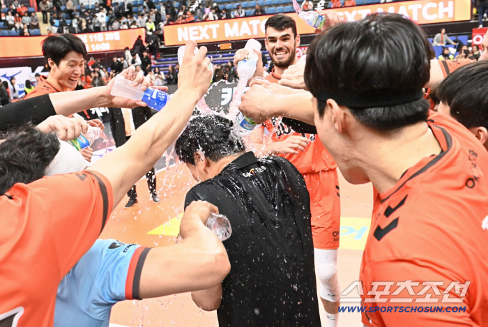 누구도 범접할 수 없는 300승. 그 비결은 "우승보다 선수의 발전을 보며 희열을 느낀다"[부산 인터뷰]