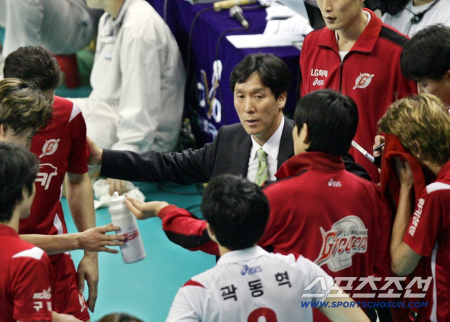 누구도 범접할 수 없는 300승. 그 비결은 "우승보다 선수의 발전을 보…