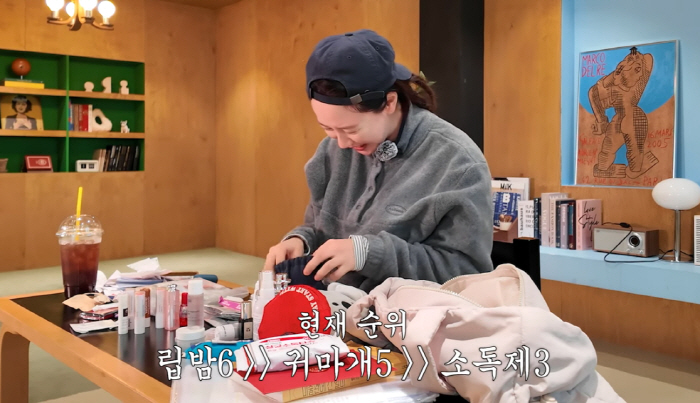 "'왓츠인마이백' 판도 뒤흔든 女배우"…송지효 가방엔 화장품無→케첩에 소…