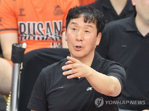 'V리그 최초 300승' 남자배구 승부사 신영철 감독 