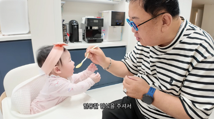 "내 생애 이런 날이 오네"...'73세' 이용식, 7개월 손녀 첫 식사…