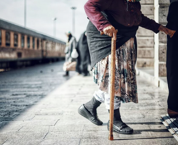 "친딸 대신 날 돌봐주면 아파트 준다"…中 노인 '새 딸' 온라인 구인