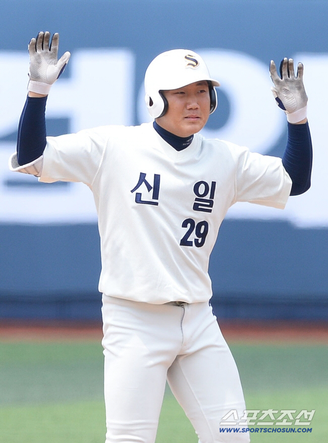 통산 타율 0.235 선수는, 왜 5년 만에 3번의 이적을 했을까...언…