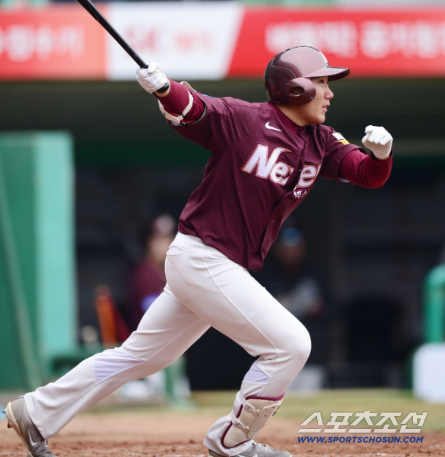 통산 타율 0.235 선수는, 왜 5년 만에 3번의 이적을 했을까...언…