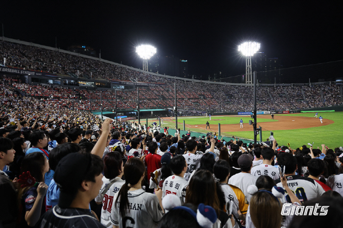 471억 FA 광풍 속 '침묵'…일단 한고비 넘었다 → 내년 '최대어' …