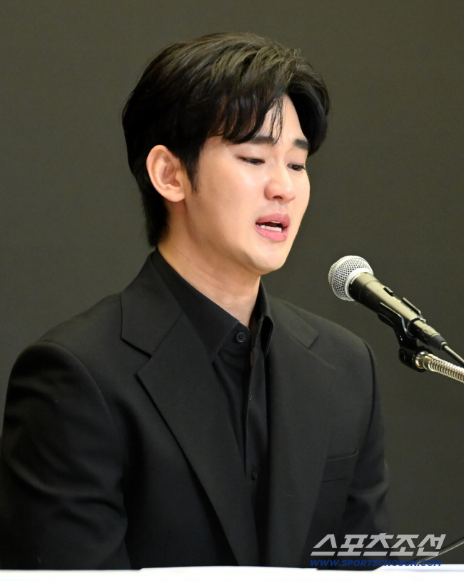 [공식] 김수현 소속사 대표, 1년 만에 퇴사…"금융권 출신 新대표이사 …