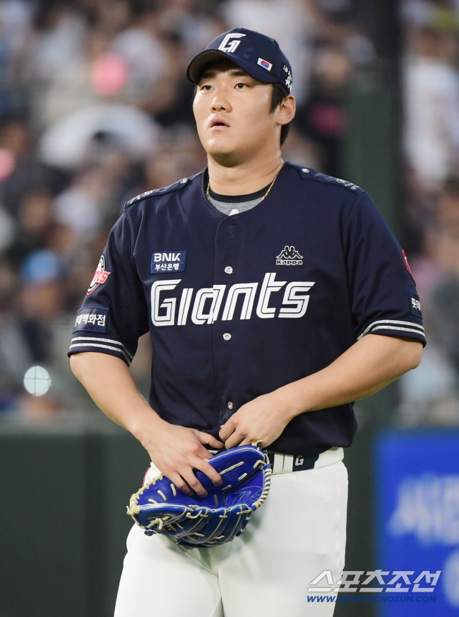 한때 '김응용의 아들'로 불렸는데…롯데, 부상에 발목 잡힌 심재민 방출.…