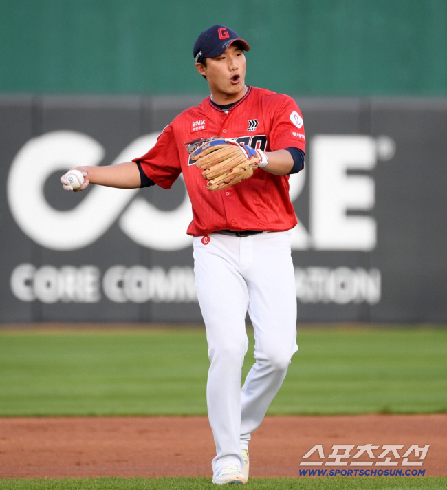 한때 '김응용의 아들'로 불렸는데…롯데, 부상에 발목 잡힌 심재민 방출.…