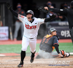 안현민, 최원준, 김현수 유탄은 어떻게 할 수가 없다...'우승 반지' 창단 멤버, 눈물의 방출