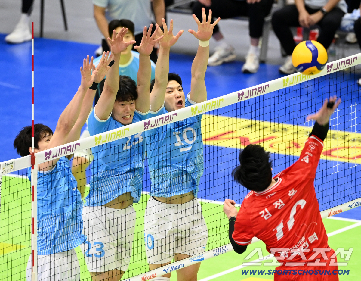 [포토] 눈 커진 정지석 김민재 한선수, 무조건 막아라