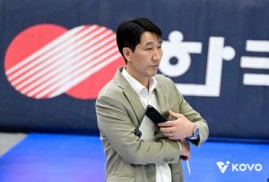 고작 9득점이라니! '성공률 21.43%' 최고 외인의 굴욕 → 77분만의 셧아웃 완패…사령탑의 탄식 [수원패장]