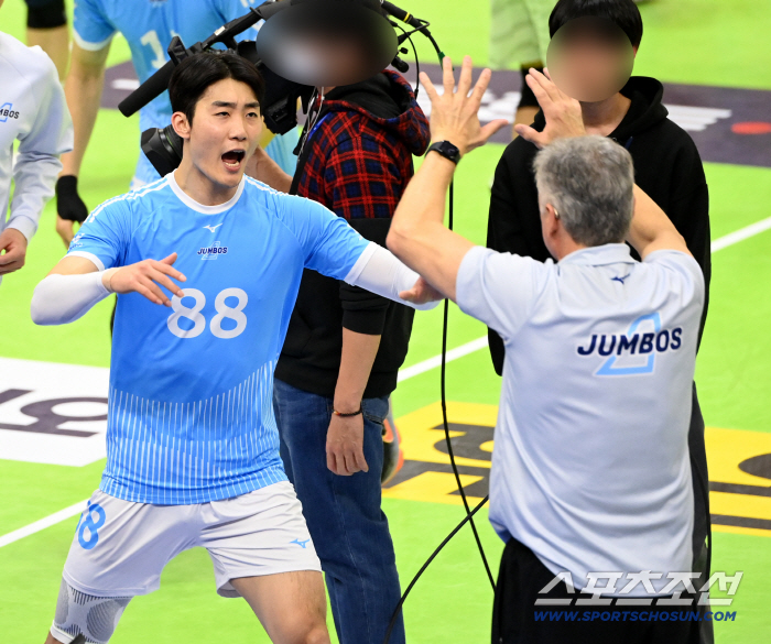 마음껏 웃었다! '노림수' 적중한 사령탑의 칭찬 릴레이 