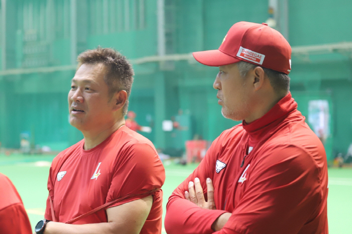'감독 재계약의 비밀' 대체 어떻게 1,2군 감독이 한 캠프에 공존했나