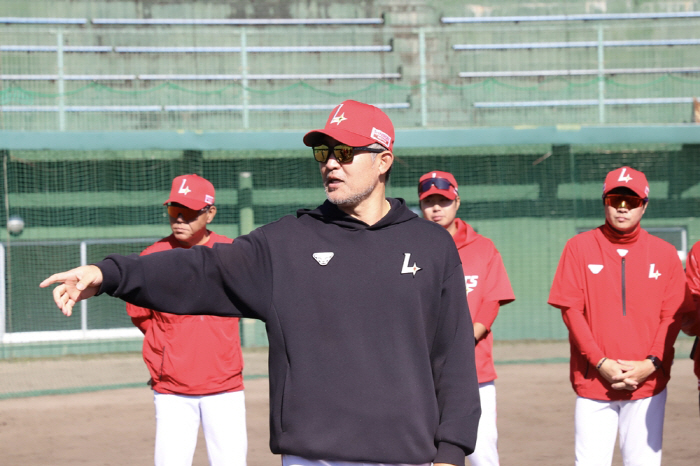 '감독 재계약의 비밀' 대체 어떻게 1,2군 감독이 한 캠프에 공존했나