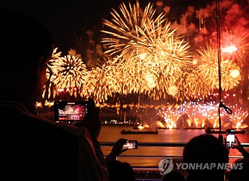 서울은 한화가 부담하는데…부산불꽃축제 23억원 용역비 논란