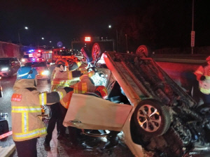 수도권1순환고속도서 전복 차량에 뒤차 추돌…1명 사망