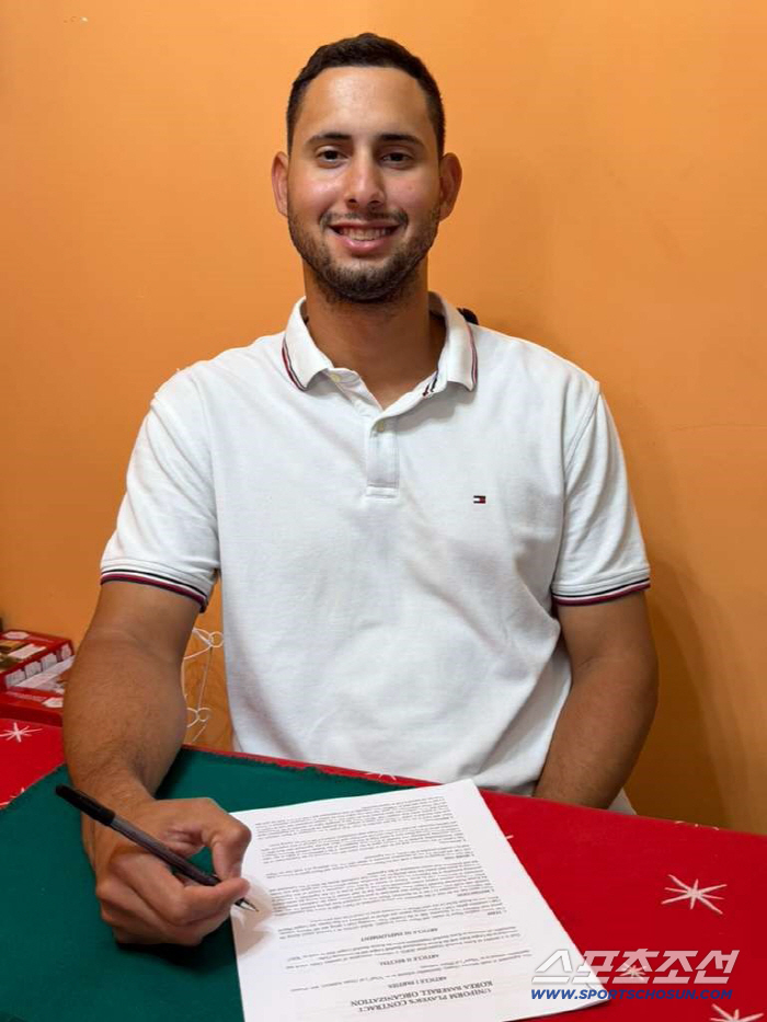 폰세-와이스 진짜 떠난다! 일단 한 자리는 채웠다 '에르난데스' 영입…페…