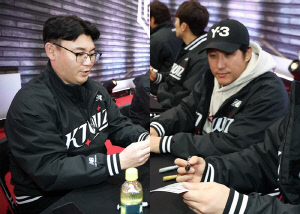 아니, KT 선수도 아닌데 팬 페스티벌에 왜 온거야...FA 잔류 선언? 무력 시위? [수원 현장]