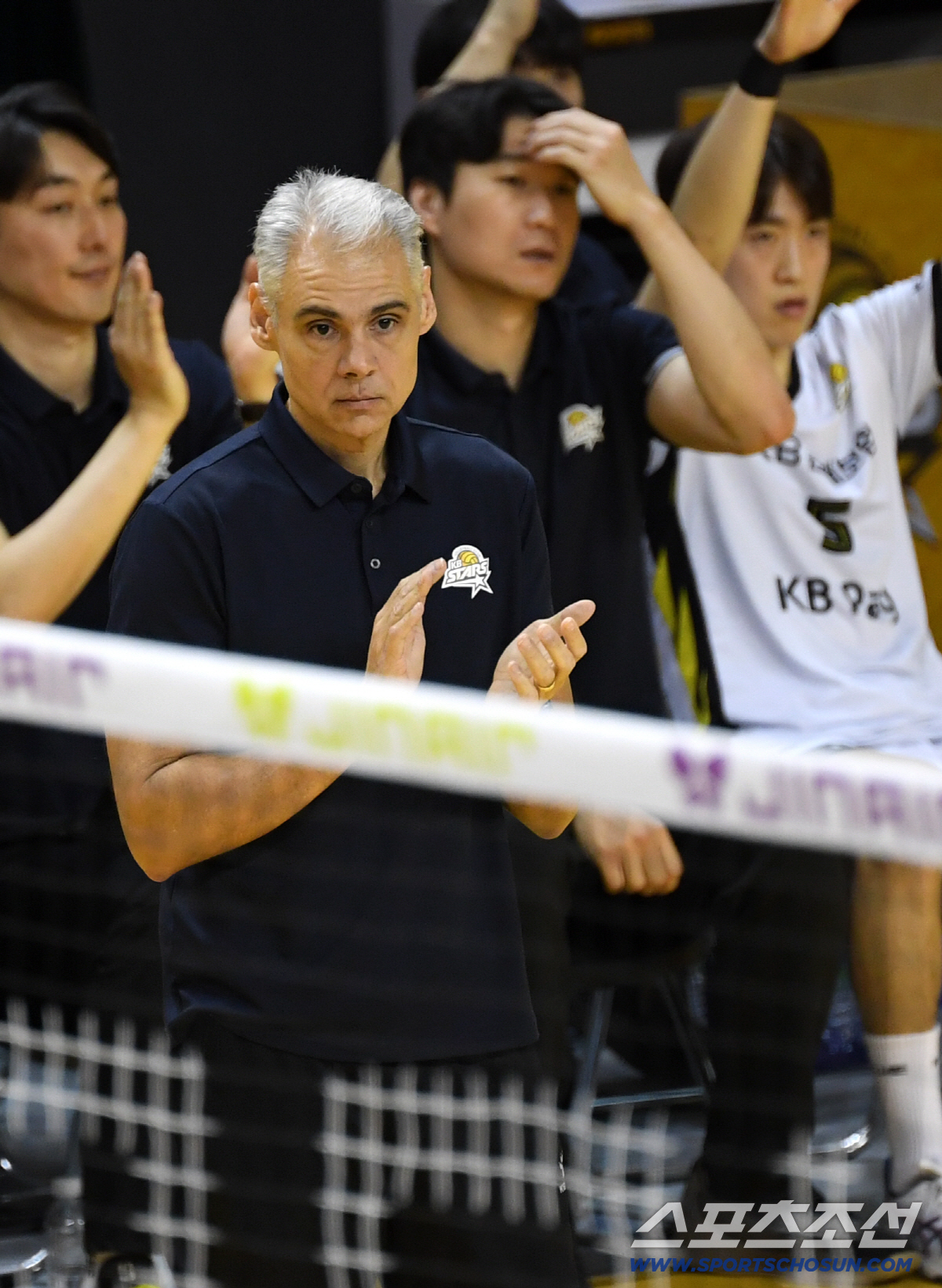 [포토] 레오나르도 카르발류 감독, 1세트 기세 좋다