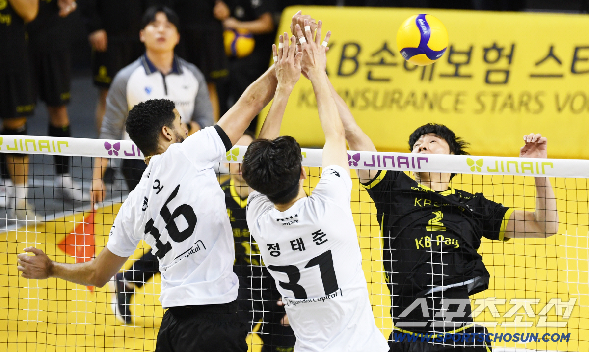 [포토] 레오-황택의 '하이파이브'