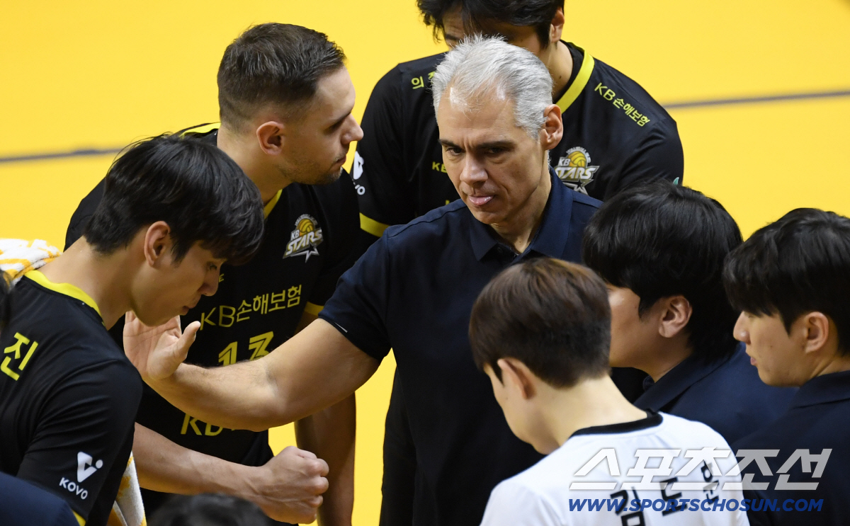 [포토] 레오나르도 카르발류 감독, 차분하게