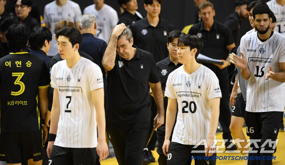 [포토] 벼랑 끝에 몰린 필립 블랑 감독