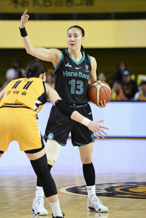 '또 대어 잡았다' 돌풍의 하나은행, 강호 KB의 개막 4연승 저지…67-57로 완승, 시즌 첫 연승 공동선두 등극