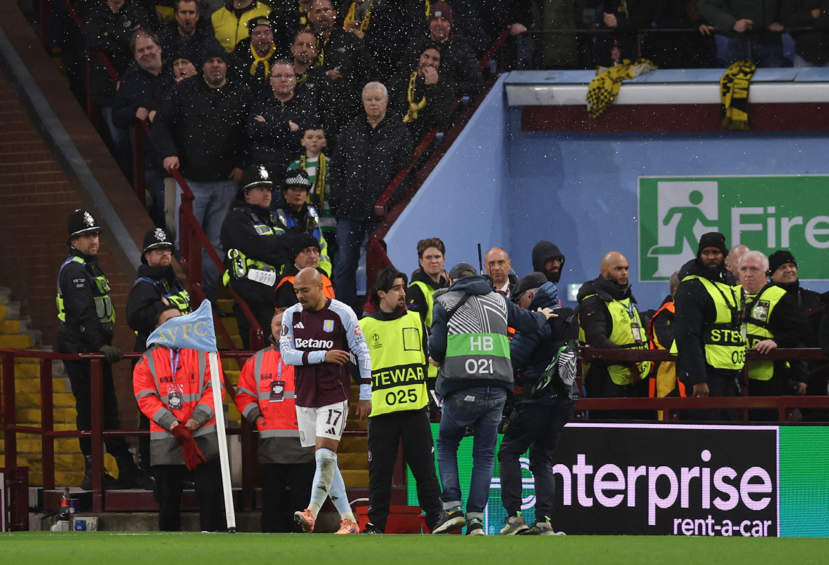 '난동범 꼼짝마!' 영국 유로파리그 폭력사태에 경찰 체포 속출…영국 경찰…