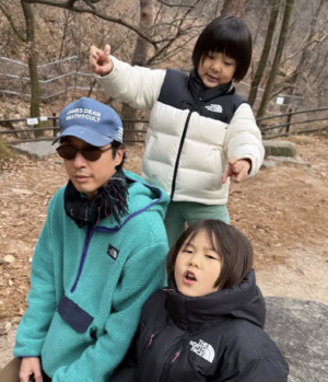 김나영 아들들, 새 아빠 마이큐와 미소 똑 닮았다...'삼부자' 비주얼