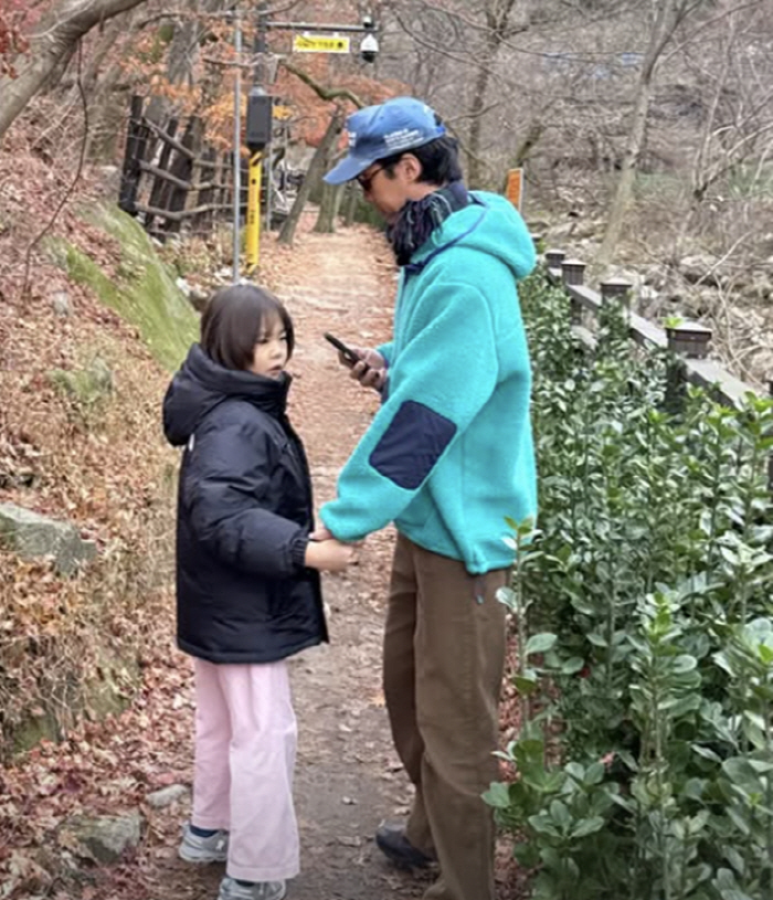 김나영 아들들, 새 아빠 마이큐와 미소 똑 닮았다...'삼부자' 비주얼