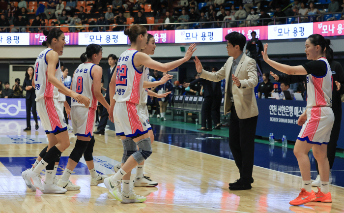 삼성생명, 신한은행 3연패 몰아넣고 50% 승률…초반 리드 빼앗기지 않으며 65-58 승리