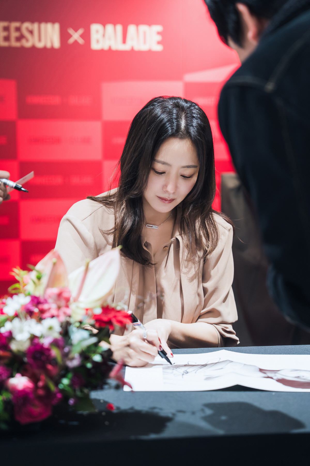 ‘다음 생은’ 김희선, ‘일일 조나정’ 분해 명동 찾아…와인 완판 현장 …