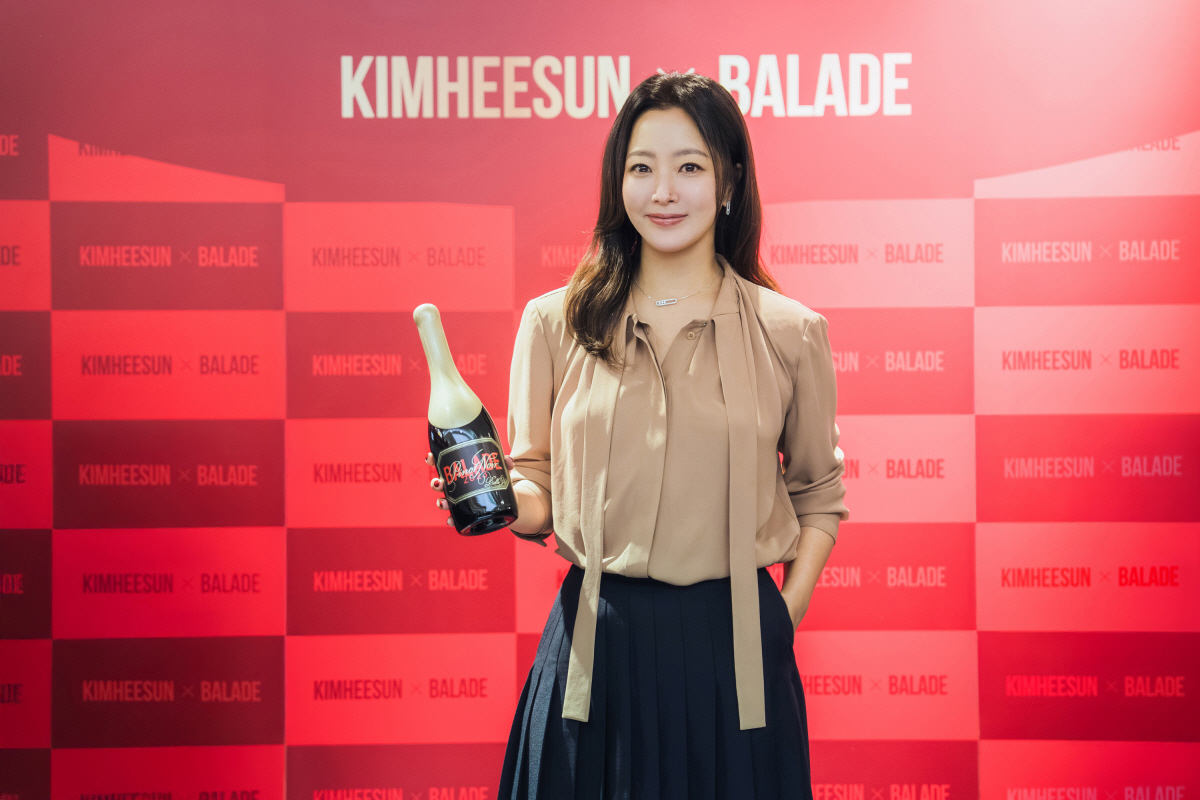 ‘다음 생은’ 김희선, ‘일일 조나정’ 분해 명동 찾아…와인 완판 현장 …