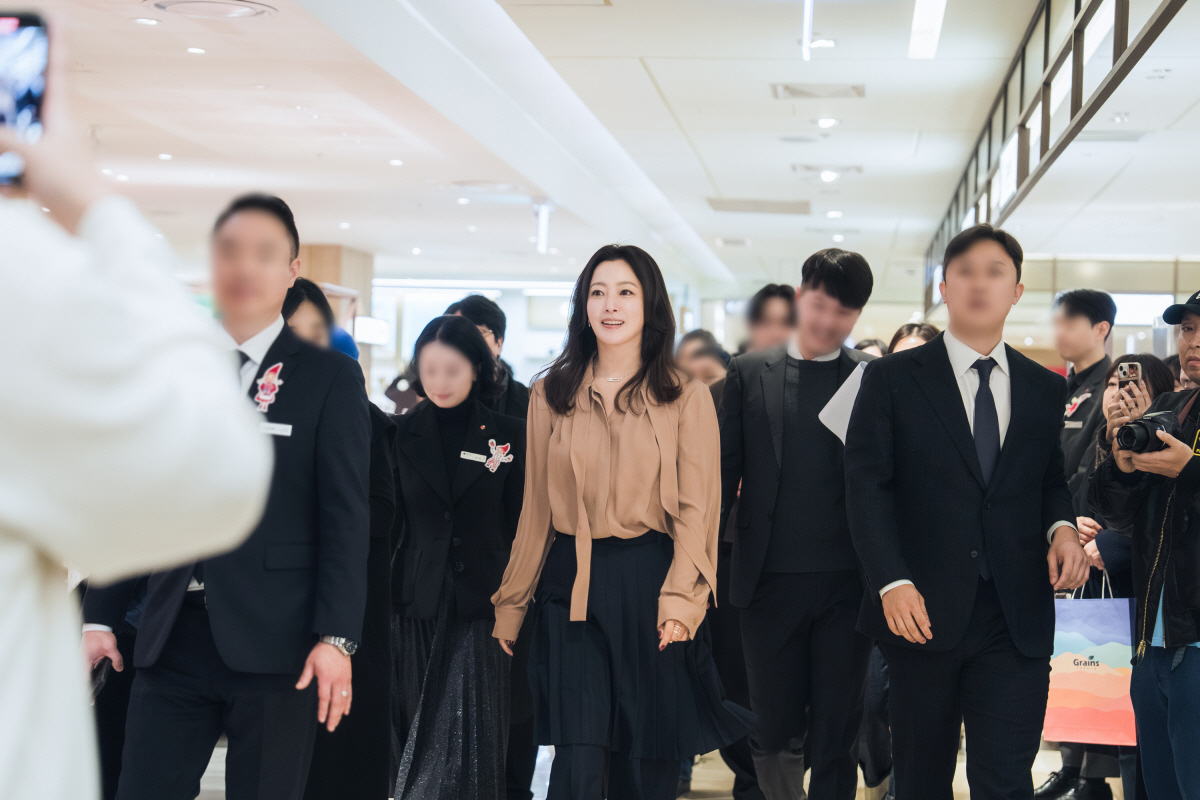 ‘다음 생은’ 김희선, ‘일일 조나정’ 분해 명동 찾아…와인 완판 현장 …