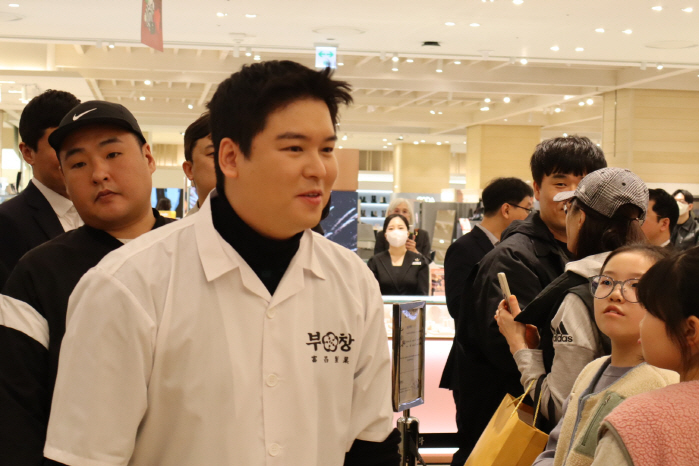 ‘조혜원♥’ 이장우, 신혼여행도 미루고 부산 직행…‘호두 부케’ 열기 그대로