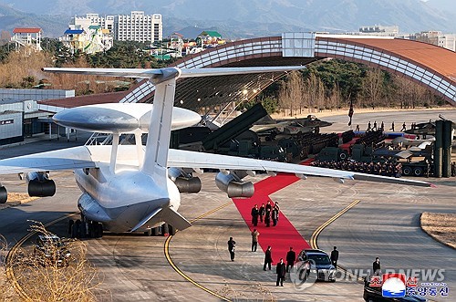 (평양 조선중앙통신=연합뉴스) 김정은 국무위원장이 딸 주애와 함께 지난 28일 제2공군사단 59길영조영웅연대 갈마비행장에서 북한 공군 창설 80주년 기념행사에 참석해 장병들을 치하하고 항공절 기념 공군 시위비행 및 기념보고대회와 기념공연을 관람했다고 조선중앙통신이 30일 보도했다. 2025.11.30 [국내에서만 사용가능. 재배포 금지. For Use Only in the Republic of Korea. No Redistribution] nkphoto@yna.co.kr