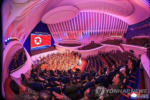 (평양 조선중앙통신=연합뉴스) 김정은 국무위원장이 딸 주애와 함께 지난 28일 제2공군사단 59길영조영웅연대 갈마비행장에서 북한 공군 창설 80주년 기념행사에 참석해 장병들을 치하하고 항공절 기념 공군 시위비행 및 기념보고대회와 기념공연을 관람했다고 조선중앙통신이 30일 보도했다. 2025.11.30 [국내에서만 사용가능. 재배포 금지. For Use Only in the Republic of Korea. No Redistribution] nkphoto@yna.co.kr