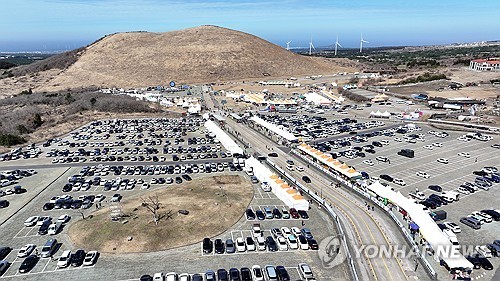 평화로 변에 자리잡은 제주시 애월읍 봉성리 새별오름 [연합뉴스 자료사진]