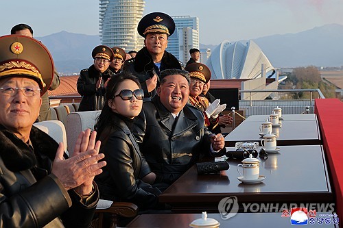 北김정은 "공군에 새 전략 자산…핵전쟁억제력 일익 담당"