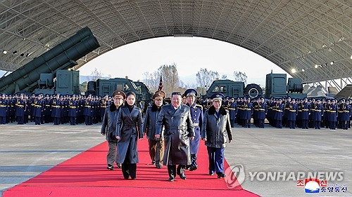 (평양 조선중앙통신=연합뉴스) 김정은 국무위원장이 딸 주애와 함께 지난 28일 제2공군사단 59길영조영웅연대 갈마비행장에서 북한 공군 창설 80주년 기념행사에 참석해 장병들을 치하하고 항공절 기념 공군 시위비행 및 기념보고대회와 기념공연을 관람했다고 조선중앙통신이 30일 보도했다. 2025.11.30 [국내에서만 사용가능. 재배포 금지. For Use Only in the Republic of Korea. No Redistribution] nkphoto@yna.co.kr