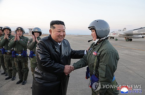 (평양 조선중앙통신=연합뉴스) 김정은 국무위원장이 딸 주애와 함께 지난 28일 제2공군사단 59길영조영웅연대 갈마비행장에서 북한 공군 창설 80주년 기념행사에 참석해 장병들을 치하하고 항공절 기념 공군 시위비행 및 기념보고대회와 기념공연을 관람했다고 조선중앙통신이 30일 보도했다. 2025.11.30 [국내에서만 사용가능. 재배포 금지. For Use Only in the Republic of Korea. No Redistribution] nkphoto@yna.co.kr