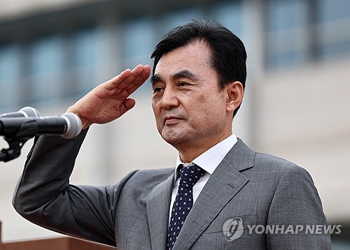 (서울=연합뉴스) 윤동진 기자 = 안규백 국방부 장관이 30일 서울 국방부 연병장에서 열린 제44ㆍ45대 합동참모의장 이·취임식에서 훈시에 앞서 경례를 하고 있다. 2025.9.30 mon@yna.co.kr