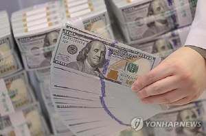 환율 올라도 안 팔고 쌓아둬…기업 달러예금 한 달 새 21%↑