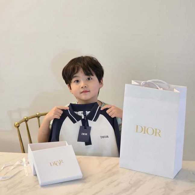 김희선 미담 또 나왔다...아역에게 100만원대 명품 선물+연기지도까지