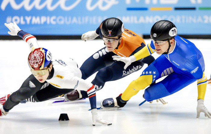"韓쇼트트랙,밀라노 빨간불" 4차대회 첫날 노메달X최민정-김길리 3000m계주 4위...남녀500m 티켓 3장 확보 무산 위기[쇼트트랙 월드투어4차]