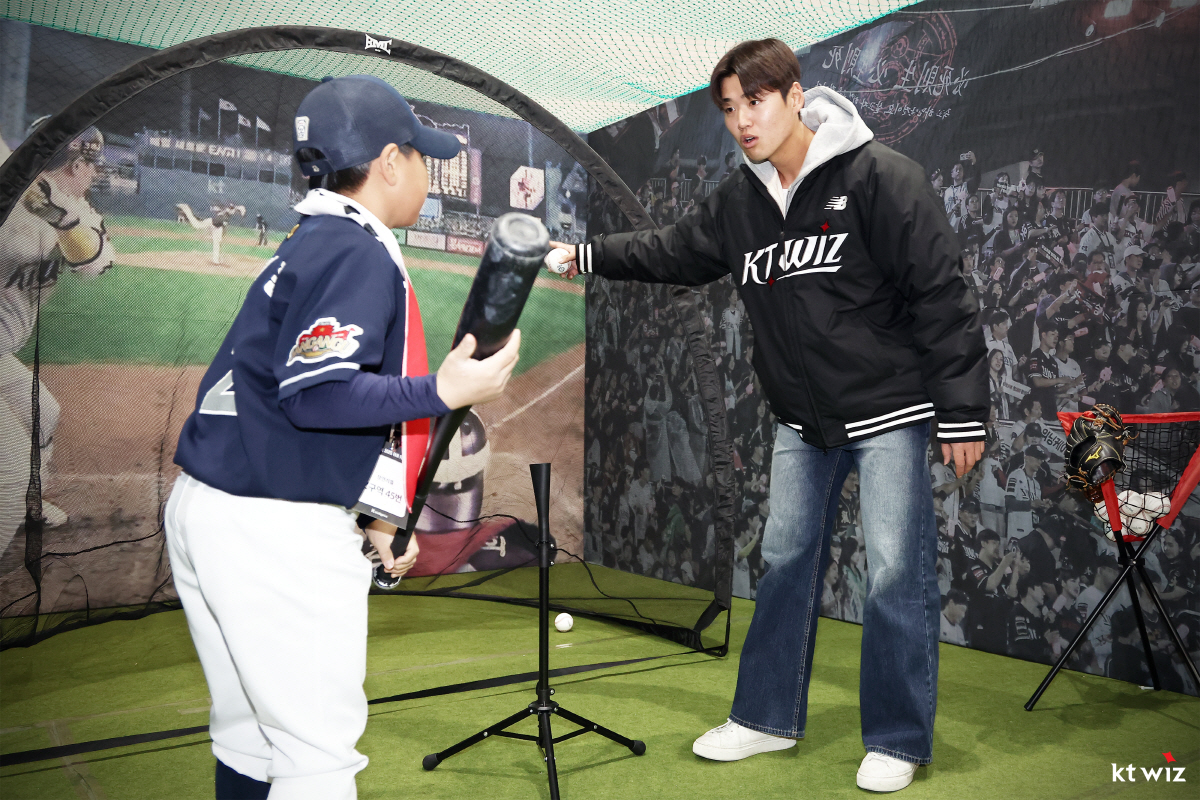 흥참동 맞어? 팬 페스티벌 4600명 매진 실화냐...KT, 우리도 인기…