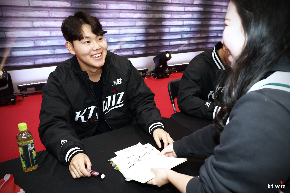 흥참동 맞어? 팬 페스티벌 4600명 매진 실화냐...KT, 우리도 인기…